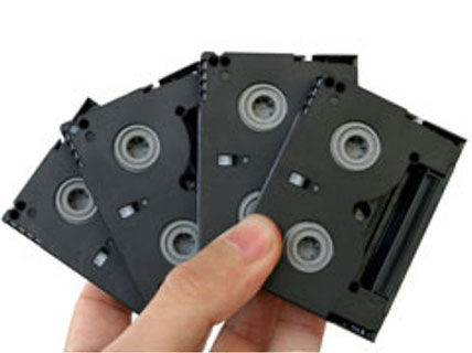 Cassettes mini DV en vue arrière tenus dans une main.