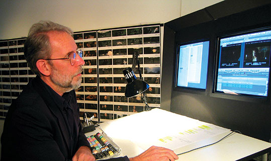 Walter Murch à son poste de travail équipé de MédiaComposeur le logiciel de montage Avid.